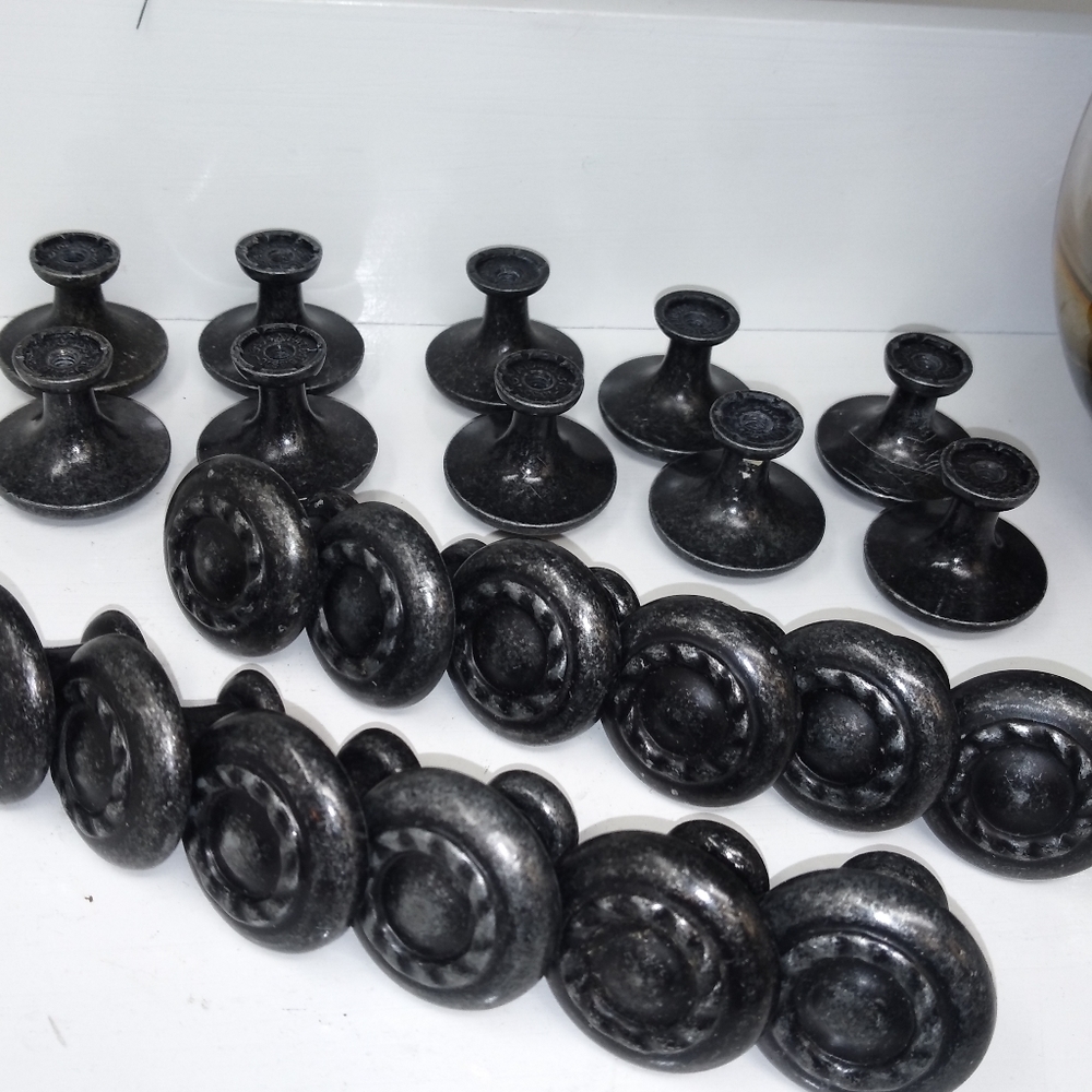 22pcs. 1¼" In Diameter Draw Pulls/Knobs - Picture 6 of 7